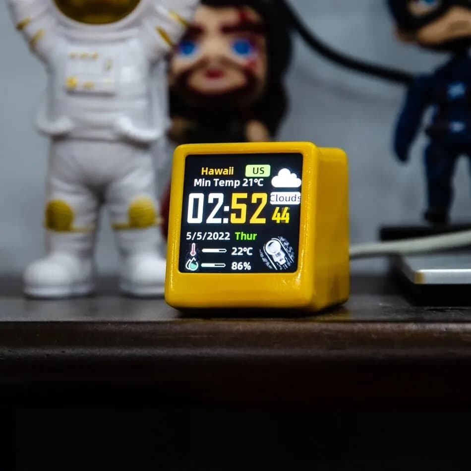 GeekMagic Super Cool Mini WiFi Stacja Pogodowa z Cyfrowym Zegarem na Biurko z Ekranem IPS LCD, Gadżet do Dekoracji
